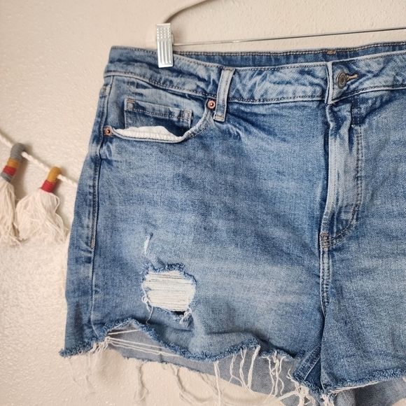 Old Navy High Rise O.G Straight Distress Light Wash Cut Off Shorts Plus Size 20 - Picture 4 of 8